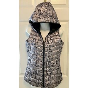 Obermeyer Women's Sz XS Hooded Winter Vest‎ Jacket Silver Gray Animal Print